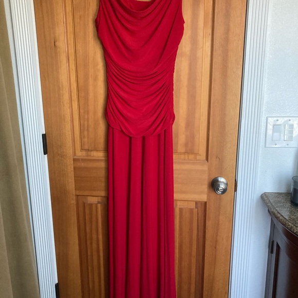 Red floor length evening gown. Great for weddings and galas. - Picture 4 of 11